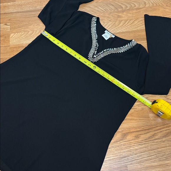 Vantarsi elegant black semi-sheer long bell sleeve blouse. Size XL. - Picture 14 of 17